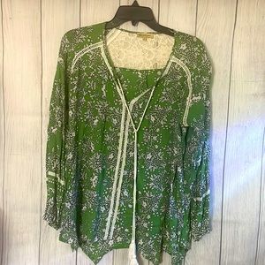 Beautiful green blouse. Perfect for summer llight weight.